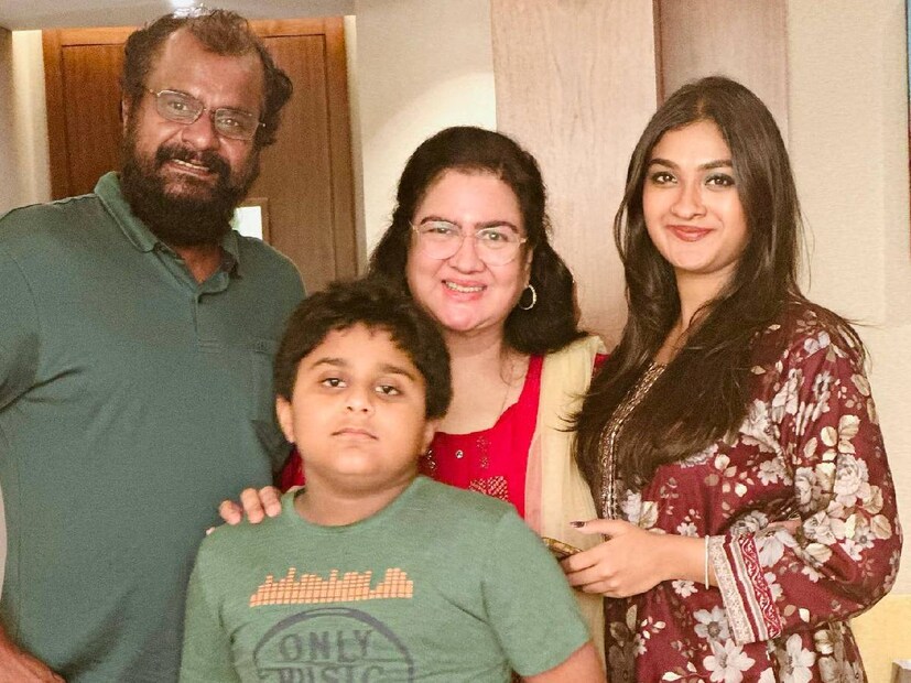 നിറയെ കുഞ്ഞുങ്ങളുള്ള കുടുംബത്തിലെ അംഗമാണ് ഉർവശി. മൂത്ത ചേച്ചിമാർ രണ്ടുപേർക്കും ഓരോ കുഞ്ഞുങ്ങൾ വീതമുണ്ട്. അവരുടെ പൊടിയമ്മയാണ് ഉർവശി. എന്നാൽ, സിനിമാ തിരക്കുകളിൽ എല്ലായിപ്പോഴും മക്കളുടെ കൂടെ ഇരിക്കാൻ സാധിച്ചിരുന്ന അമ്മമാർ അല്ലായിരുന്നു അവർ. അതിനാൽ, അമ്മ സങ്കല്പം കുട്ടികൾക്ക് അമ്മൂമ്മയിലേക്കായി. പൊടിയമ്മയായി ഇരിക്കവേ അമ്മ എന്ന് തന്നെ ചൊല്ലിവിളിക്കാൻ കുട്ടികൾ വേണം എന്ന് ആഗ്രഹമുണ്ടായി ഉർവശിക്കും. തന്റെ വിവാഹ ജീവിതത്തെയും മാതൃത്വത്തെയും കുറിച്ച് ഉർവശി വാചാലയാവുന്നു