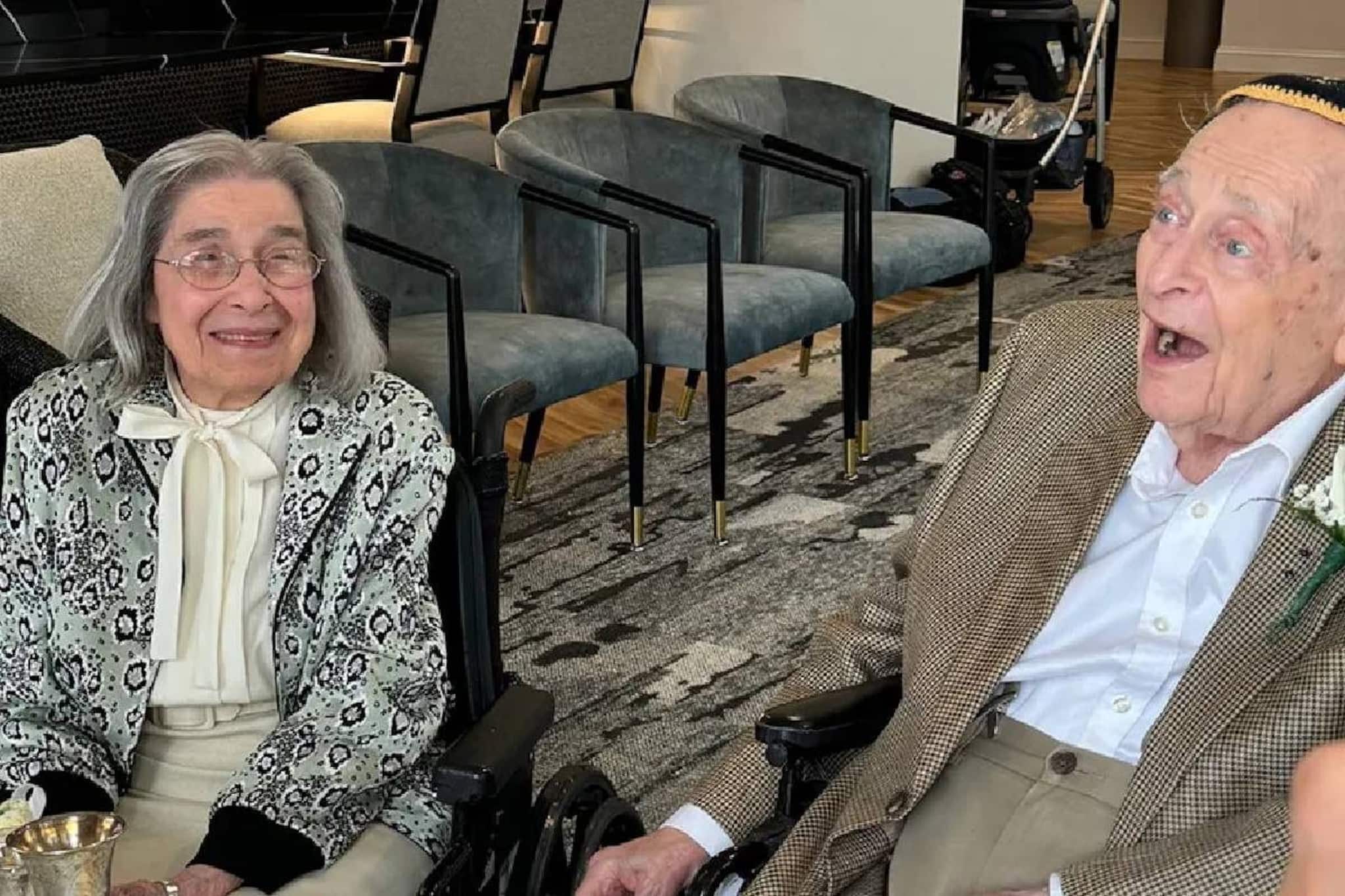 'വരന് 100 വയസ്, വധുവിന് 102'; ഇതാ ലോകത്തിലെ ഏറ്റവും പ്രായമേറിയ നവദമ്പതികള്‍