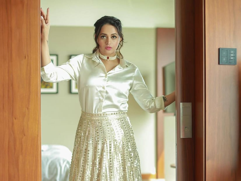 എല്ലാ വിവാഹവാർഷികത്തിനും ഭാവനയുടെ ഒരു പോസ്റ്റ് ഉറപ്പാണ്. അഞ്ചു വർഷങ്ങളുടെ ഇടവേള തീർത്ത ഭാവന ഒരു മലയാള ചിത്രത്തിൽ അഭിനയിച്ചത് 2022ലായിരുന്നു. ഷറഫുദീന്റെ നായികയായിട്ടാണ് ഭാവനയുടെ മടങ്ങിവരവ്. നടിയുടെ സിനിമാ പ്രവേശം വളരെ ചെറിയ പ്രണയത്തിലായിരുന്നു. സ്കൂൾ വിദ്യാർത്ഥിനിയായിരിക്കെ നായികയായ ആദ്യ ചിത്രം 'നമ്മൾ' സൂപ്പർഹിറ്റായി മാറി. പിന്നെ മലയാളത്തിലെ ഭാഗ്യനായികയായി നിൽക്കെയാണ് ഭാവന അന്യഭാഷകളിലേക്കും ചേക്കേറിയത്. അഭിനയം കൂടാതെ ഡാൻസ് രംഗങ്ങളിലും ഭാവന തിളങ്ങി. ഇതെല്ലാം പ്രേക്ഷകർ ഇരുകയ്യും നീട്ടി സ്വീകരിക്കുകയും ചെയ്തിരുന്നു
