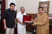 'കേരളത്തിലെ ദേശീയപാതാ വികസനം'; കേന്ദ്രമന്ത്രിയുമായി മുഖ്യമന്ത്രിയും മന്ത്രി റിയാസും കൂടിക്കാഴ്ച്ച നടത്തി