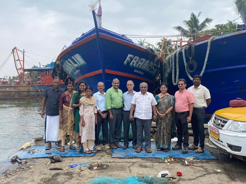  പൂവൻകക്ക എന്ന് വിളിക്കുന്ന അഷ്ടമുടികായലിലെ കക്കയുടെ ഉൽപാദനം ​ഗണ്യമായി കുറയുന്നതിന് പരിഹാരമായി പുനരുജ്ജീവന പദ്ധതിയുമായി കേന്ദ്ര സമുദ്രമത്സ്യ ​ഗവേഷണ സ്ഥാപനം (സിഎംഎഫ്ആർഐ). കക്ക ഉൽപാദനത്തിൽ സ്വഭാവിക പുനരുജ്ജീവനം ലക്ഷ്യമിട്ട് കായലിൽ 30 ലക്ഷം കക്ക വിത്തുകൾ നിക്ഷേപിച്ചു. സിഎംഎഫ്ആർഐയുടെ വിഴിഞ്ഞം കേന്ദ്രത്തിലെ ഹാച്ചറിയിൽ കൃത്രിമ പ്രജനന സാങ്കേതികവിദ്യയിലൂടെ ഉൽപാദിപ്പിച്ച വിത്തുകളാണ് കായലിൽ രണ്ടിടത്തായി നിക്ഷേപിച്ചത്.
