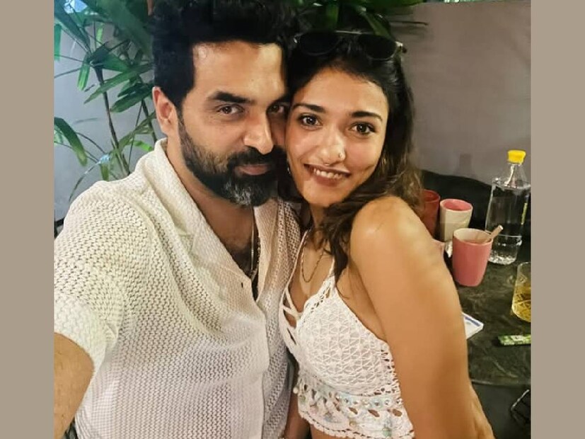 പ്രിയ നായർക്കൊപ്പം ബാംഗ്ലൂർ സന്ദർശിച്ച ചിത്രത്തിന് 'ബാംഗ്ലൂർ ഡേയ്സ്' എന്ന് ക്യാപ്‌ഷൻ നൽകിയ ഒരു പോസ്റ്റും ഗോപിക്കുണ്ട്. ചിത്രങ്ങളിൽ വന്ന കമന്റുകൾ ഒന്നിന് ഗോപി ഒരു മറുപടി ഇട്ടിട്ടുണ്ട്. പിന്നീട്, ആ മറുപടി മാത്രമായെടുത്ത് ഒരു പോസ്റ്റുമാക്കി. ഇതിൽ പ്രിയക്കൊപ്പം സൈക്കിൾ ചവിട്ടുന്ന ഒരു ദൃശ്യവും കാണാം. തന്നെ 'നാണംകെട്ടവൻ' എന്നധിക്ഷേപിക്കുന്ന ആൾക്കാർക്കുള്ള മറുപടിയാണ് ഗോപിയുടെ ഈ പോസ്റ്റ്. മറ്റുപലരും മറച്ചുവെക്കാൻ ആഗ്രഹിക്കുന്നത് താൻ പരസ്യമാക്കാൻ ധൈര്യം പ്രകടിപ്പിക്കുന്നു എന്ന നിലപാടാണ് ഗോപി സുന്ദറിന് (തുടർന്ന് വായിക്കുക)