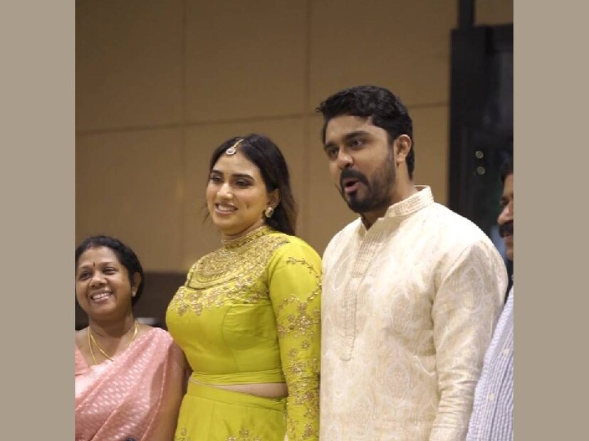 ജയറാം കുടുംബമാണോ അതോ താരിണിയുടെ വീട്ടുകാരാണോ വിരുന്നിന്റെ സംഘടകർ എന്നറിയില്ല. എന്നാലും വിഭവങ്ങളുടെ കാര്യത്തിൽ യാതൊരു വിട്ടുവീഴ്ചയും നടത്തിയിട്ടില്ല. വെജിറ്റേറിയൻ പാരമ്പര്യമുള്ള കുടുംബത്തിലെ അംഗമാണ് താരിണി എങ്കിലും, മെനുവില അങ്ങനെ വെജിറ്റേറിയൻ നോൺ-വെജിറ്റേറിയൻ എന്ന വേർതിരിവില്ല. ഈ ചടങ്ങിൽ വച്ചാണ് ജയറാം മകന്റെ വിവാഹ തിയതി പ്രഖ്യാപിച്ചതും. അതിനും പത്തു ദിവസങ്ങൾക്ക് മുൻപ് കാളിദാസ് ജയറാം വിവാഹത്തിന്റെ കൗണ്ട്ഡൗൺ പോസ്റ്റ് ഇൻസ്റ്റഗ്രാമിൽ ഇട്ടിരുന്നു. പക്ഷേ, എവിടെ വച്ചാകും വിവാഹം എന്ന കാര്യം വെളിപ്പെടുത്തിയിരുന്നില്ല 