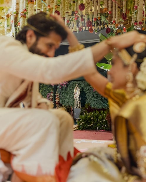  'ശോഭിതയും ചായിയും ഒരുമിച്ച ഈ മനോഹരമായ അധ്യായം ആരംഭിക്കുന്നത് കാണുന്നത് എനിക്ക് സവിശേഷവും വൈകാരികവുമായ നിമിഷമാണ്. എൻ്റെ പ്രിയപ്പെട്ട ചായിയ്ക്ക് അഭിനന്ദനങ്ങൾ. ഒപ്പം ഞങ്ങളുടെ കുടുംബത്തിലേക്ക് പ്രിയ ശോഭിതയെ സ്വാ​ഗതം ചെയ്യുന്നു. നീ ഇതിനകം ഞങ്ങളുടെ ജീവിതത്തിൽ വളരെയധികം സന്തോഷം കൊണ്ടുവന്നു'.