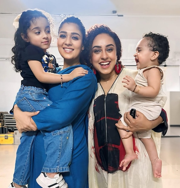 അതെന്താണെന്ന് അറിയാമോ എന്ന് ചോദിച്ചുകൊണ്ടാണ് പേളിമാണി ഇരുവരും തമ്മിലുള്ള വീഡിയോ സോഷ്യൽമീഡിയയിൽ പങ്കുവെച്ചത്. Guess the cute little conversation between Nila and Nayan Maam എന്നാണ് പേളി കുറിച്ചത്.