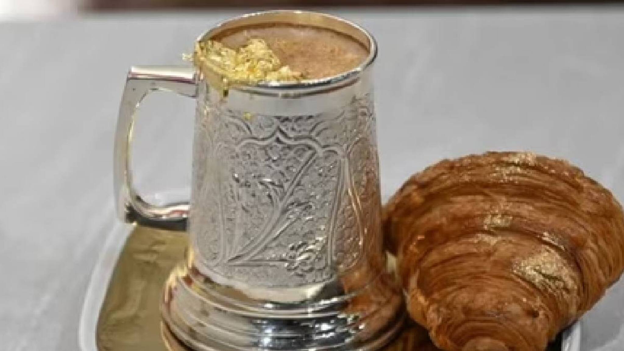 ദുബായില്‍ ഇന്ത്യക്കാരന്റെ ഷോപ്പില്‍ വെള്ളി കപ്പില്‍ 'സ്വര്‍ണച്ചായ'; വില ഒരു ലക്ഷം രൂപ!