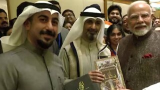 മഹാഭാരതത്തിന്റെയും രാമായണത്തിന്റെയും അറബി വിവർത്തകർക്കൊപ്പം പ്രധാനമന്ത്രി നരേന്ദ്ര മോദി (ചിത്രം കടപ്പാട് എഎൻഐ)