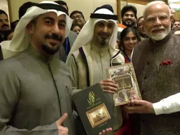 മഹാഭാരതത്തിന്റെയും രാമായണത്തിന്റെയും അറബി വിവർത്തകർക്കൊപ്പം പ്രധാനമന്ത്രി നരേന്ദ്ര മോദി (ചിത്രം കടപ്പാട് എഎൻഐ)
