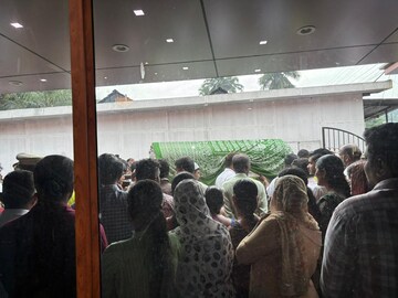ഇനിയില്ല കളിചിരികളുടെ പെൺകൂട്ടം; ഖബറിലേക്ക് അവർ ഒന്നിച്ചു മടങ്ങി ഇനിയില്ല കളിചിരികളുടെ പെൺകൂട്ടം; ഖബറിലേക്ക് അവർ ഒന്നിച്ചു മടങ്ങി