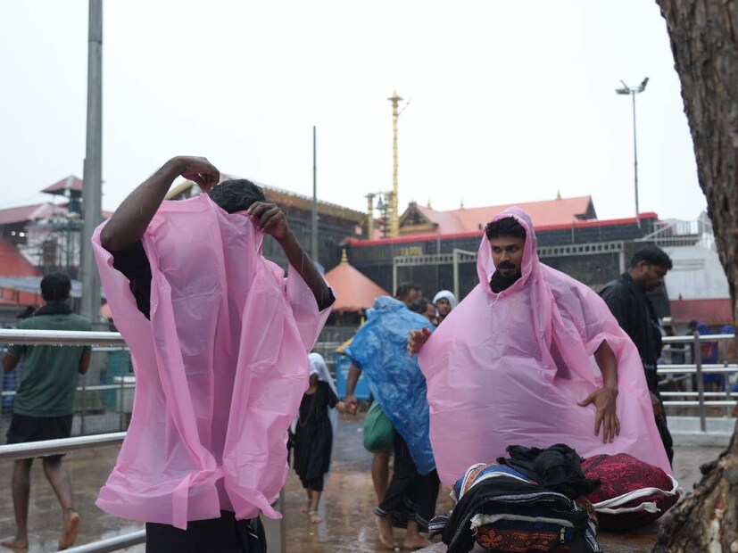  കനത്ത മഴ പമ്പയിൽ നിന്നും സന്നിധാനത്തേക്കുള്ള തീർത്ഥാടകരുടെ വരവിനെയും ബാധിച്ചിട്ടുണ്ട്. ശബരിമലയിൽ ഇടവിട്ട് കനത്ത മഴ പെയ്യുന്നുണ്ട്. സന്നിധാനത്ത് പുലർച്ചെ 3ന് നട തുറന്നപ്പോൾ വലിയ നടപ്പന്തൽ തിങ്ങി നിറഞ്ഞ് തീർഥാടകരായിരുന്നു.
