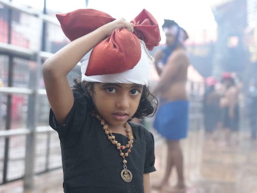  കനത്ത മഴ കാരണം ശബരിമലയിൽ തീർത്ഥാടകരുടെ തിരക്ക് കുറഞ്ഞു രാവിലെ പത്തുമണി വരെ 28230 തീർത്ഥാടകരാണ് സന്നിധാനത്ത് എത്തിയത്. മണിക്കൂറിൽ 20,00- 25,000 ഇടയിൽ തീർത്ഥാടകർ മാത്രമേ ഇപ്പോൾ സന്നിധാനത്തേക്ക് എത്തുന്നുള്ളൂ.