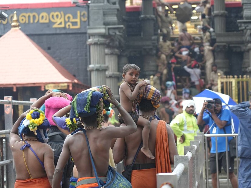  5 മണിയായപ്പോഴേക്കും ക്യൂനിന്ന് എല്ലാവരും പടികയറി. പിന്നെ മല കയറി വരുന്നവർ കാത്തുനിൽപില്ലാതെ പടി കയറി ദർശനം നടത്തുകയാണ്. പമ്പയിൽനിന്നു സന്നിധാനത്തേക്ക് നീലിമല, അപ്പാച്ചിമേട് വഴിയാണ് തീർഥാടകരെ കടത്തിവിടുന്നത്.