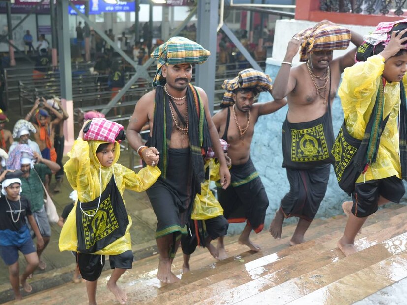  നീലിമല പാതയിൽ 18 നടപ്പന്തലുകൾ ഉണ്ട്. കൂടാതെ മരക്കൂട്ടം മുതൽ ശരംകുത്തി വഴി ക്യൂ കോംപ്ലക്സും ഉള്ളതിനാൽ മഴ നനയാതെ കയറി നിൽക്കാം. എന്നാൽ ദർശനം കഴിഞ്ഞ് മലയിറങ്ങുന്നവർക്ക് പമ്പയിൽ എത്തി വാഹനത്തിൽ കയറുന്നതുവരെ മഴ നനയണം.