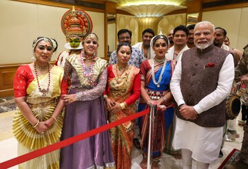 PM Modi in Kuwait: കുവൈറ്റിൽ മോദി തരം​ഗം; ഇന്ത്യൻ സമൂഹം പ്രധാനമന്ത്രിയെ വരവേറ്റത് ദേശീയപതാക വീശി