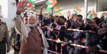 PM Modi Kuwait Visit : കുവൈറ്റിലെ ലേബർ ക്യാംപിൽ പ്രധാനമന്ത്രി നരേന്ദ്ര മോദി; വിശ്വസിക്കാനാകാതെ തൊഴിലാളികൾ