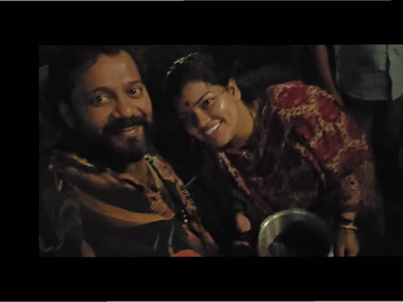 ചിലപ്പോൾ കായലിൽ ഒന്ന് മുങ്ങി നിവരാനും, ചൂണ്ടയിട്ട് മീൻപിടിക്കാനുമെല്ലാം ബാല ഓടിയെത്തും. സമയം കിട്ടുമ്പോൾ നാട്ടിലെ പുൽപ്പരപ്പിൽ കുട്ടികൾക്കൊപ്പം ക്രിക്കറ്റ് കളിക്കും. ഈ മനോഹര സ്വകാര്യങ്ങൾ എല്ലാം തന്നെ ബാല തന്റെ സോഷ്യൽ മീഡിയയിൽ എത്തിക്കാൻ മറക്കില്ല. ഓവർ ഷെയറിങ് എന്ന നിലയിലേക്ക് നടൻ മാറുന്നോ എന്ന നിലയിൽ പലരും വിമർശനവുമായും രംഗത്തുണ്ട്. എന്നിരുന്നാലും ബാല പിന്മാറില്ല. കൂടുതൽ കൂടുതൽ വിവരങ്ങൾ ഓരോ ദിവസവും ബാലയുടെ പേജിൽ കാണാമെങ്കിലേ ഉള്ളൂ (തുടർന്ന് വായിക്കുക)