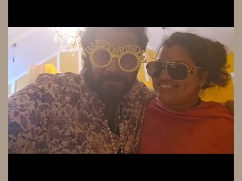 ഇക്കഴിഞ്ഞ കുറച്ചു ദിവസങ്ങളായി ബാലയുടെ പേജ് പരിശോധിച്ചാൽ കാണുക, ബാലയും ഭാര്യ കോകിലയും ചേർന്ന് ക്രിസ്തുമസും പുതുവർഷവും ആഘോഷിക്കുന്ന ദൃശ്യങ്ങളാണ്. ഗംഭീര പാർട്ടിയോ, നാഗരികതയുടെ പൊലിമയോ തൊട്ടുതീണ്ടാത്ത തനി നാടൻ നാട്ടിൻപുറത്തെ നാട്ടുകാർക്കൊപ്പമുള്ള ആഘോഷമാണ് ബാലയുടേത്. ഇവിടെ ബാലയെയും കോകിലയെയും തേടി കരോൾ സംഘവുമെത്തി. നാട്ടുകാരുടെ ഒപ്പം ചേർന്ന് രാത്രിയിൽ നടത്തിയ ആഘോഷമാണ് ബാലയുടെ പോസ്റ്റുകളിൽ നിറഞ്ഞത്