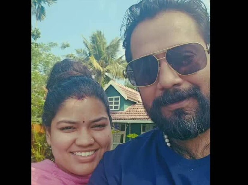 ഇക്കഴിഞ്ഞ ദിവസം ബാല ഭാര്യ കോകിലയുടെ ഒപ്പം മറ്റൊരു ചിത്രവുമായി എത്തിച്ചേർന്നു. നാട്ടിലെ തീർത്തും നാടൻ പീടികയുടെ മുന്നിലാണ് ബാലയും കോകിലയും. രണ്ടുപേരും ഓരോ കപ്പ് ചായ വാങ്ങി. പരസ്പരം 'ചിയേഴ്സ്' പിടിച്ചു നിൽക്കുന്ന ദൃശ്യമാണ് ഫോട്ടോയിൽ കാണാൻ കഴിയുക. ബാലയും ഭാര്യയും വീട്ടിൽ നിന്നും ഇറങ്ങിവന്നെന്ന പോലത്തെ വേഷത്തിലാണ്. വൈക്കത്ത് താമസമാക്കിയതില്പിന്നെ ബാല എപ്പോഴും കളർ മുണ്ടും ഷർട്ടുമാണ് പ്രധാനമായും ധരിക്കുക. ഇവിടെയും ആ ഡ്രസ്സ്കോഡിൽ മാറ്റം ഏതും വരുത്തിയിട്ടില്ല