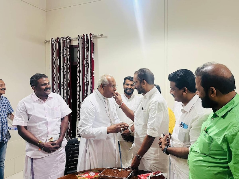  ബിഷപ് ഹൗസിൽ എത്തിയാണ് ആർച്ച് ബിഷപ്പ് മാർ ആൻഡ്രൂസ് താഴത്തിനെ കണ്ടത്. പ്രധാനമന്ത്രിയുടെ ക്രിസ്മസ് സന്ദേശവും ക്രിസ്മസ് മധുരവും അദ്ദേഹം ബിഷപ്പിനു കൈമാറി.