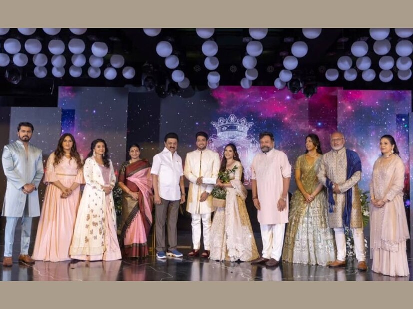 ചിത്രങ്ങൾ പ്രകാരം ജയറാം അറുപതാം ജന്മദിനത്തിലേക്ക് കടന്ന വേളയും മകന്റെ വിവാഹസത്ക്കാരവും ഒരേ വേദിയിലാണ് എന്നുവേണം മനസിലാക്കാൻ. കഴിഞ്ഞ ദിവസമായിരുന്നു ജയറാമിന്റെ ജന്മദിനം. ഭാര്യ പാർവതിക്കൊപ്പം ജയറാം മാധ്യമങ്ങളോട് സംസാരിക്കുകയും ചെയ്തിരുന്നു. ചെന്നൈ സ്വദേശിനിയാണ് ജയറാമിന്റെ മരുമകൾ താരിണി. ഇവിടുത്തെ പ്രശസ്തമായ കാലിംഗരായർ കുടുംബത്തിലെ അംഗമാണ് താരിണി. ഇരുകുടുംബങ്ങളും വിവാഹം റിസപ്‌ഷനിൽ പങ്കെടുത്തിരുന്നു. വിവാഹത്തിൽ പങ്കെടുക്കാനെത്തിയ മകൾ മാളവികയും മരുമകൻ നവനീത് ഗിരീഷും ഇനിയും മടങ്ങിയിട്ടില്ല (തുടർന്ന് വായിക്കുക)