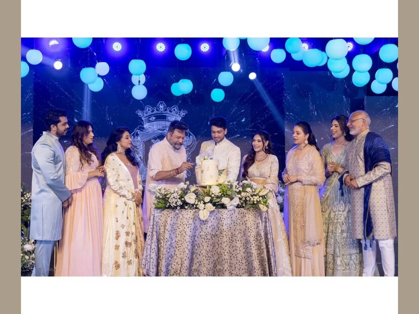 വിവാഹ റിസപ്‌ഷനിൽ ജയറാമും പാർവതിയും താരിണിയുടെ അച്ഛനമ്മമാരും സഹോദരിയും മാളവികയും ഭർത്താവ് നവനീത് ഗിരീഷും കേക്ക് മുറിക്കുന്ന ചടങ്ങിൽ. ഒരു വർഷത്തിന് മുൻപാണ് കാളിദാസിന്റെ വിവാഹ നിശ്ചയം ചെന്നൈയിൽ വച്ച് നടന്നത്. മാധ്യമങ്ങളോട് വിവരം പുറത്തുവിടാതെയാണ് ജയറാം മകന്റെയും മകളുടെയും വിവാഹ നിശ്ചയ ചടങ്ങുകൾ നടത്തിയത്. ശേഷം, ചിത്രങ്ങളും വീഡിയോകളും സോഷ്യൽ മീഡിയ വഴി പുറത്തുവിടുകയായിരുന്നു. ഈ വർഷമാദ്യം മാളവികയുടെ താലികെട്ട് ചടങ്ങ് ഗുരുവായൂരിൽ വച്ച് നടന്നിരുന്നു 