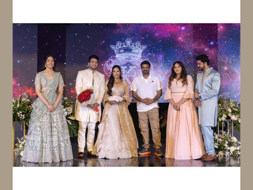 തമിഴ് ചലച്ചിത്ര സംവിധായകൻ എ.എൽ. വിജയ് കാളിദാസിനെയും താരിണിയെയും അനുഗ്രഹിക്കാൻ എത്തിയപ്പോൾ. തമിഴ്നാട്ടിലെ പ്രമുഖ യുവസംവിധായകരിൽ ഒരാളാണ് വിജയ്. ചെന്നൈയിലെ പ്രശസ്ത നക്ഷത്ര ഹോട്ടലിൽ വച്ചായിരുന്നു വിവാഹ റിസപ്ഷൻ എന്നാണു വിവരം. ക്ഷണിക്കപ്പെട്ട പ്രമുഖരായ അതിഥികളും കാളിദാസിന്റെയും താരിണിയുടെയും സുഹൃത്തുക്കളുമാണ് ഈ പരിപാടിയിൽ പങ്കെടുത്തത് എന്ന് വ്യക്തം. ഗംഭീരമായ സംഗീത്, മെഹന്ദി ചടങ്ങുകളുടെ ദൃശ്യങ്ങളും സോഷ്യൽ മീഡിയയിൽ എത്തിച്ചേർന്നിരുന്നു തമിഴ് ചലച്ചിത്ര സംവിധായകൻ എ.എൽ. വിജയ് കാളിദാസിനെയും താരിണിയെയും അനുഗ്രഹിക്കാൻ എത്തിയപ്പോൾ. തമിഴ്നാട്ടിലെ പ്രമുഖ യുവസംവിധായകരിൽ ഒരാളാണ് വിജയ്. ചെന്നൈയിലെ പ്രശസ്ത നക്ഷത്ര ഹോട്ടലിൽ വച്ചായിരുന്നു വിവാഹ റിസപ്ഷൻ എന്നാണു വിവരം. ക്ഷണിക്കപ്പെട്ട പ്രമുഖരായ അതിഥികളും കാളിദാസിന്റെയും താരിണിയുടെയും സുഹൃത്തുക്കളുമാണ് ഈ പരിപാടിയിൽ പങ്കെടുത്തത് എന്ന് വ്യക്തം. ഗംഭീരമായ സംഗീത്, മെഹന്ദി ചടങ്ങുകളുടെ ദൃശ്യങ്ങളും സോഷ്യൽ മീഡിയയിൽ എത്തിച്ചേർന്നിരുന്നു 