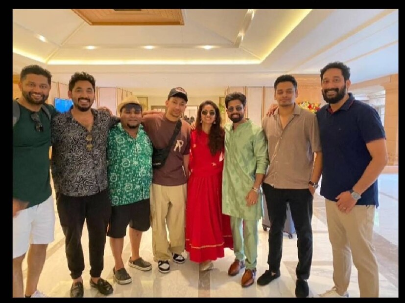 വിവാഹത്തിനു രണ്ട് ആചാരങ്ങൾ പ്രകാരമുള്ള ചടങ്ങുകൾ ഉണ്ടാകും എന്ന് റിപോർട്ടുകൾ വന്നുവെങ്കിലും, താലികെട്ട് ചടങ്ങിന്റെ ചിത്രങ്ങൾ മാത്രമാണ് ഇൻസ്റ്റഗ്രാമിൽ ഷെയർ ചെയ്യപ്പെട്ടത്. വിവാഹത്തിന് വധൂവരന്മാർ ഗോവയിൽ എത്തിയത് അവരുടെ സുഹൃത്തുക്കളുടെ ഒപ്പമാണ്. യാത്ര ചെയ്ത് ഗോവയിൽ എത്തിയ വിവരം ഫ്‌ളൈറ്റ് ടിക്കറ്റ് പോസ്റ്റ് ചെയ്താണ് കീർത്തി സുരേഷ് പരസ്യമാക്കിയത്. കീർത്തിയും ആന്റണിയും അവരുടെ മൂന്നു സുഹൃത്തുക്കളും മാത്രമാണ് ആദ്യം വിവാഹ വേദിയിൽ എത്തിച്ചേർന്നത്. വിവാഹത്തിന്റെ തിരക്കുകൾ ഒഴിഞ്ഞ വേളയിൽ കൂട്ടുകാർക്കൊപ്പം ചിൽ ചെയ്യുകയാണ് കീർത്തിയും ആന്റണിയും (തുടർന്ന് വായിക്കുക)