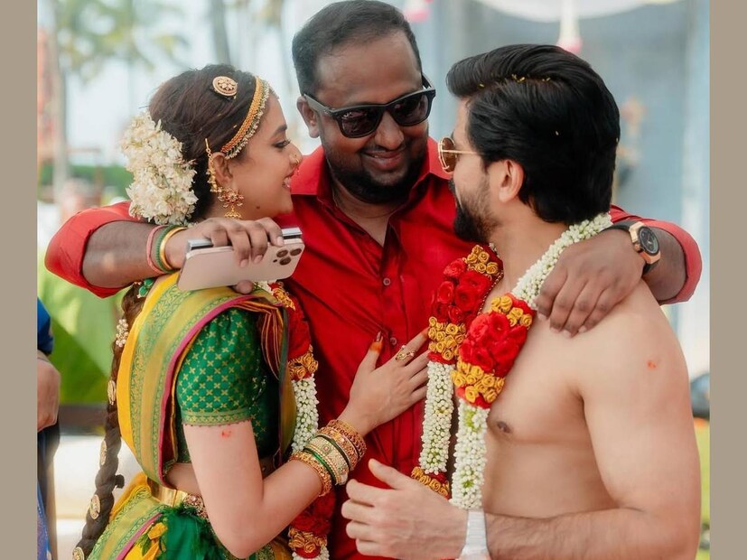 കീർത്തിയും ഭർത്താവ് ആന്റണി തട്ടിലും ചേർത്ത് നിർത്തി മുത്തമിടുന്ന ആളയാതിനാൽ, ഇദ്ദേഹം അവർക്ക് അത്രയേറെ പ്രിയപ്പെട്ട ഒരാളാണ് എന്ന് മനസിലാക്കാൻ സാധിക്കും. കീർത്തിയുമായുള്ള ബന്ധം എന്തെന്നും, ഇദ്ദേഹം ഇവരോടൊപ്പമുള്ള ചിത്രം പോസ്റ്റ് ചെയ്ത് കുറിക്കുന്നുമുണ്ട്. ഒറ്റവരിയിൽ പറഞ്ഞാൽ, കീർത്തിക്ക് പിറക്കാതെപോയ സഹോദരൻ എന്നാണ് ഇദ്ദേഹത്തെ കുറിച്ചുള്ള വിശേഷണം. ഈ ചേർത്തുപിടിക്കലിന്റെ പിന്നിലെ പ്രധാനകാരണവും അതുതന്നെ. ഈ പേര് കേട്ടാൽ ചിലർക്കെങ്കിലും ആളെ മനസിലായി എന്നുവരും (തുടർന്ന് വായിക്കുക)