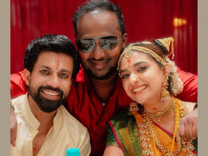 കീർത്തിയെ വിവാഹം ചെയ്യാൻ പോകുന്നയാൾ ഭാഗ്യവാനായിരിക്കും എന്ന് ഞാൻ പലപ്പോഴും മനസിലാക്കിയിരുന്നു. പക്ഷെ, ആന്റണി, സഹോദരാ, നിന്നെ അറിയാൻ തുടങ്ങിയതില്പിന്നെ, നിന്റെ കൈപിടിക്കാൻ അവസരം ലഭിച്ച കീർത്തിയാണ് ഭാഗ്യവതി എന്ന് ഞാൻ മനസിലാക്കുന്നു' എന്ന് ജഗദീഷ് പളനിസാമി. കൂളിംഗ് ഗ്ലാസ് വച്ചതു തന്റെ ആനന്ദാശ്രുക്കൾ മറച്ചു പിടിക്കാനാണ് എന്നും ജഗദീഷ് കുറിച്ചിട്ടുണ്ട്. ഇനി ആരാണ് ജഗദീഷ് പളനിസാമി എന്ന് അറിയാത്തവർക്കായി ചില കാര്യങ്ങൾ പറയാം