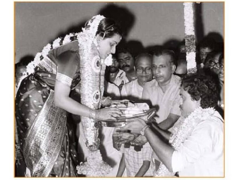 ഗുരുവായൂരിൽ ഹൈന്ദവ ആചാരപ്രകാരം തന്നെയാണ് മേനകയും സുരേഷ് കുമാറും വിവാഹിതരായതെങ്കിൽ, മകൾ കീർത്തിയുടെ കാര്യത്തിൽ വരൻ ആന്റണി തട്ടിൽ മറ്റൊരു മതവിശ്വാസത്തിൽ നിന്നുള്ള ആൾ കൂടിയായിരുന്നു എന്ന വ്യത്യാസമുണ്ട്. എന്നിരുന്നാലും അയ്യങ്കാർ രീതിയിൽ തന്നെ മകളുടെ വിവാഹം നടത്താൻ മേനകയും സുരേഷ് കുമാറും തയാറായി. ഇരുമതങ്ങളെയും ബഹുമാനിക്കുന്ന ആളാണ് മരുമകൻ ആന്റണി എന്നിരിക്കെ, ഇരുകൂട്ടരും ചേർന്ന് സന്തോഷത്തോടും ഒത്തൊരുമയോടും കൂടി വിവാഹം നടത്തി. എങ്കിലും പാരമ്പര്യത്തെ മുറുകെപിടിച്ച മറ്റു ചിലതും കൂടിയുണ്ട് ഈ വിവാഹത്തിൽ (തുടർന്ന് വായിക്കുക)