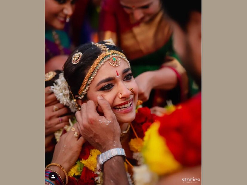 കീർത്തി അണിഞ്ഞിരുന്ന ആഭരണങ്ങൾ സാധാരണഗതിയിൽ വധു അണിയുന്ന വിവാഹാഭരണങ്ങൾ അല്ലായിരുന്നു. ഇത് ഭരതനാട്യം നർത്തകിമാർ അണിയുന്ന ആഭരണങ്ങളാണ് എന്ന് റിപോർട്ടുണ്ട്. കയ്യുടെ മുകളിൽ ധരിക്കുന്ന വങ്കിയാണ് ഇതിൽ ഒന്ന്. വധുവിന് രാജകീയ പ്രഭ നൽകുന്ന ആഭരണമാണിത്. നീളം കൂടിയതും കുറഞ്ഞതുമായ ആഭരണങ്ങളാണ് അഡ്ഡികൈ, ഹാരം എന്നിവ. നെറുകയിൽ അണിയുന്ന നെറ്റിച്ചുട്ടി മുഖത്തിന്റെ മാറ്റുകൂട്ടുന്നു
