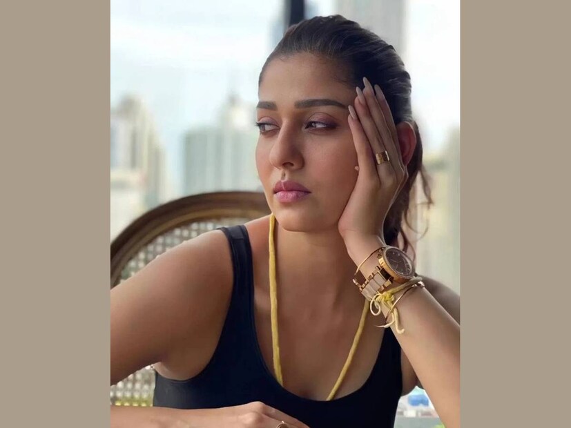 നടി നയൻ‌താരയും ഭർത്താവ് വിഗ്നേഷ് ശിവൻ അണിയിച്ച താലി അഴിച്ചുമാറ്റാതെയാണ് ഹണിമൂൺ ആഘോഷങ്ങൾക്ക് പോയത്. അന്നാളുകളിലെ എല്ലാ ചിത്രങ്ങളിലും നയൻ‌താരയുടെ കഴുത്തിൽ താലിച്ചരട് കാണാമായിരുന്നു. വിവാഹം കഴിഞ്ഞ് കുറച്ചേറെ ദിവസങ്ങൾക്ക് ശേഷം ഒരു പ്രത്യേക ചടങ്ങിൽ മഞ്ഞച്ചരട് മാറ്റി, സ്വർണമാലയിൽ താലി കോർക്കുന്നതാണ് പ്രധാന ആചാരം. അതുവരെ ഈ ചരട് കഴുത്തിൽ നിന്നും നീക്കം ചെയ്യാതിരിക്കുന്നതാണ് ആചാരം. തിരക്കേറിയ സിനിമാ ജീവിതം മുന്നിലുണ്ടായിട്ടും കീർത്തിയും നയൻ‌താരയെ പോലെത്തന്നെ താലിമാല നെഞ്ചോടു ചേർത്താണ് യാത്ര 
