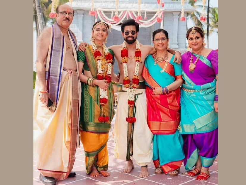 കീർത്തി സുരേഷിന്റെ താലികെട്ട് ചടങ്ങ് നടന്നത്, മേനകയുടെ പാരമ്പര്യം പേറിയാണ്. തമിഴ് ബ്രാഹ്മണ ആചാര പ്രകാരമായിരുന്നു താലികെട്ട്. മേനകയും സുരേഷ് കുമാറും രണ്ടു മക്കളും വേഷവിധാനത്തിൽ പോലും അത് പാലിച്ചു പോന്നു. പരമ്പരാഗത മഡിസർ സാരിയാണ് വധുവായി കീർത്തി സുരേഷ് അണിഞ്ഞത്. മേനകയും മൂത്തമകൾ രേവതിയും ചേല ചുറ്റിയാണ് വിവാഹത്തിൽ പങ്കുകൊണ്ടത്. ആചാര പ്രകാരമുള്ള വേഷവിധാനമാണ് സുരേഷും ആന്റണിയും തിരഞ്ഞെടുത്തത് 
