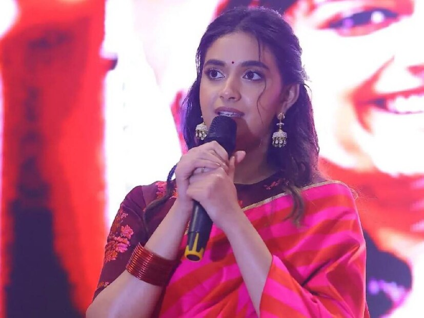 വിവാഹവാർത്തയുടെ പിന്നാലെ തന്നെ കീർത്തി സുരേഷിന്റെ വിവാഹക്ഷണക്കത്തും സോഷ്യൽ മീഡിയയിലും ദേശീയ മാധ്യമങ്ങളിലും പ്രത്യക്ഷപ്പെട്ടു. ഇതിലാണ് കീർത്തിയുടെ വിവാഹം ഈ വരുന്ന ഡിസംബർ 12നാണ് നടക്കുക എന്ന വിവരം പുറത്തുവന്നത്. വധുവിന്റെ അച്ഛനമ്മമ്മാർ ആയ സുരേഷ് കുമാർ, മേനക എന്നിവരുടെ പേരിലാണ് വിവാഹക്ഷണം. മേനക, സുരേഷ് കുമാർ ദമ്പതികളുടെ രണ്ടു പെൺമക്കളിൽ ഇളയവളാണ് കീർത്തി സുരേഷ്
