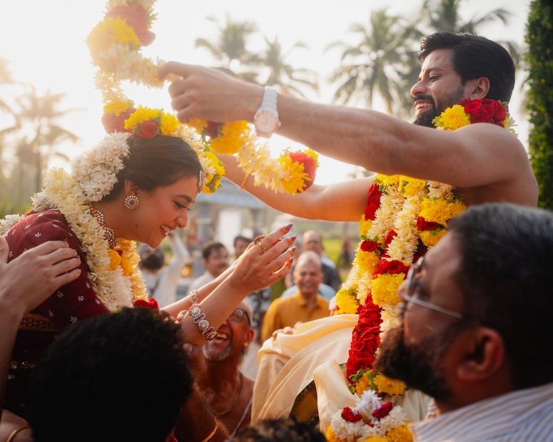  തമിഴ് ബ്രാഹ്മിൺ സ്റ്റൈലിലാണ് കീർത്തി അണിഞ്ഞൊരുങ്ങിയിരിക്കുന്നത്. പരമ്പരാ​ഗത വേഷവിധാനത്തോടൊപ്പം എത്തിനിക്ക് മോഡലിലുള്ള ആഭരണങ്ങളുമാണ് താരം അണിഞ്ഞിരിക്കുന്നത്.