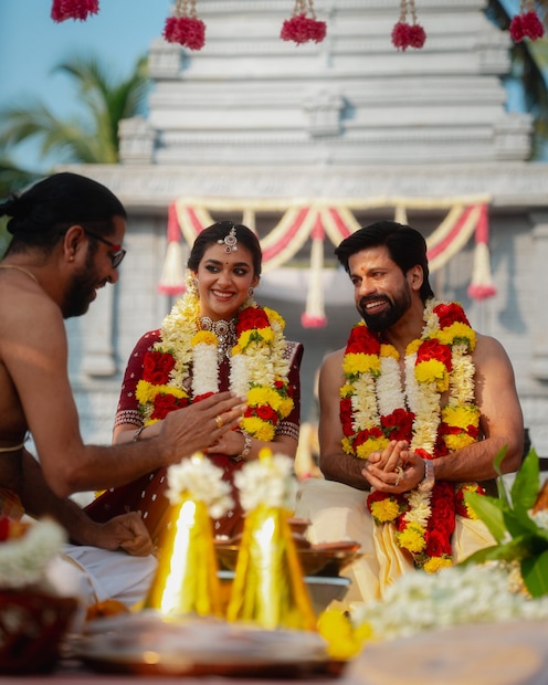  അത്തരത്തിൽ തന്നെ പരമ്പരാ​ഗത ബ്രാഹ്മണ രീതിയിലുള്ള വസ്ത്രം തന്നെയാണ് വരൻ ആന്റണി തട്ടിലും അണിഞ്ഞിരിക്കുന്നത്. വിവാഹ ചിത്രങ്ങൾ ഇതിനോടകം തന്നെ കീർത്തി സുരേഷ് തന്റെ ഇൻസ്റ്റ​ഗ്രാമിലൂടെ പുറത്തുവിട്ടിട്ടുണ്ട്.