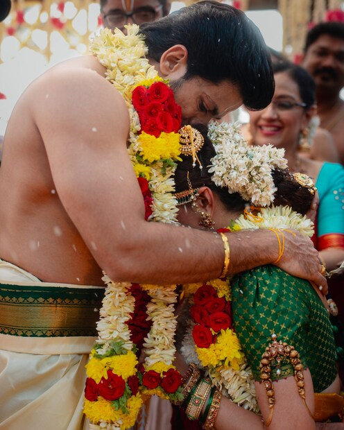  നടന്&#x200d; വിജയിയും കീര്&#x200d;ത്തിയുടെ വിവാഹത്തില്&#x200d; പങ്കെടുക്കാന്&#x200d; എത്തിയിരുന്നു. ഈ ഫോട്ടോകള്&#x200d; എല്ലാം തന്നെ ഇതിനോടകം സോഷ്യല്&#x200d; ലോകം കീഴടക്കി കഴിഞ്ഞു.