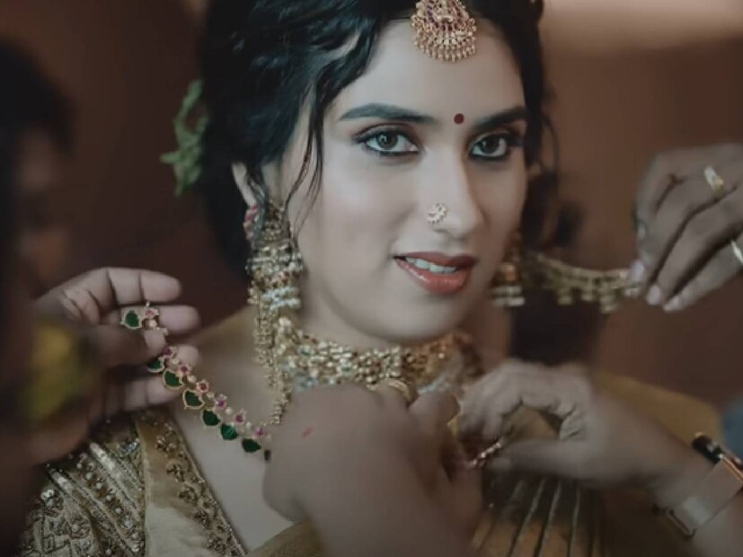 മരുമകളെയല്ല, ഒരു മകളെ കാത്തിരുന്ന കുടുംബത്തിലേക്കാണ് മാളവികയെ കൈപിടിച്ചു കൊടുത്തത് എന്ന ചാരിതാർഥ്യമുണ്ട് ജയറാമിന്. ജയറാം ചക്കി എന്ന് വിളിക്കുമെങ്കിലും അമ്മായിയമ്മയ്ക്ക് മാളവികയെ വിളിക്കാൻ മറ്റ് രണ്ട് പേരുകളുണ്ട്. കുറച്ചു ദിവസങ്ങൾക്ക് മുൻപ് റിലീസ് ചെയ്ത മാളവിക- നവനീത് വിവാഹ വീഡിയോയുടെ ഹൈലൈറ്റിലാണ് ഇക്കാര്യങ്ങളെക്കുറിച്ച് നവനീതിന്റെ കുടുംബവും ജയറാം കുടുംബവും സംസാരിച്ചത് 