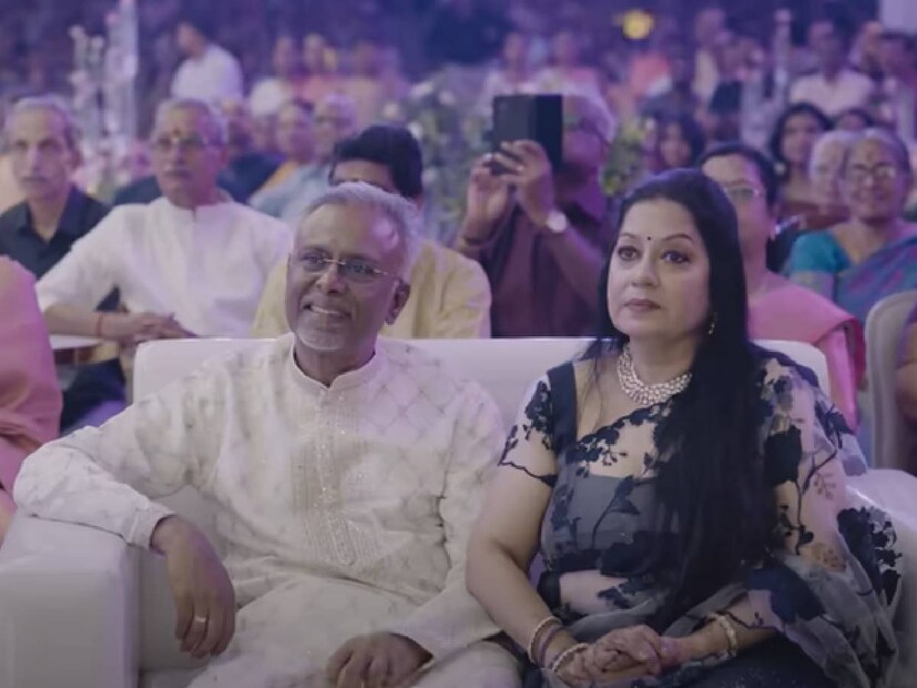 ഒട്ടേറെ വിവാഹാലോചനകൾ വന്നുവെങ്കിലും നവനീതിന് അതിൽ ഒന്നുപോലും മനസ്സിൽ ഇടം നേടിയില്ല. മാളവിക ജയറാമിന്റെ വിവാഹാലോചനയും വീട്ടുകാർ കൊണ്ടുവന്നതാണ്. എന്നാൽ, മാളവികയെ കണ്ട് സംസാരിച്ചതും ഇത് തനിക്ക് വിധിച്ച ഭാവിവധുവെന്ന് നവനീതിനും തോന്നി തുടങ്ങി. ഇരുവീട്ടുകാർക്കും മുന്നിൽ അനവധി നിമിത്തങ്ങളും വന്നുചേർന്നു. മാളവികയുടെ ആലോചന വന്നതും ഇത് ഞങ്ങളുടെ കുട്ടിയാണ്, മകളാണ് എന്ന തോന്നൽ ഉണ്ടായിരുന്നതായി നവനീതിന്റെ മാതാവ് ലക്ഷ്മി പറയുന്നു 