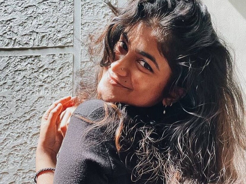 ആവേശം സിനിമയുടെ പോസ്റ്റർ ഫിസ പങ്കിട്ടിരിക്കുന്നു. ശേഷം എഡിറ്റിംഗ് നടക്കുന്ന മേഖലയിൽ വരെ എത്തിപ്പെടാൻ സ്വാതന്ത്ര്യം കിട്ടിയ ആളാണ് ഫിസ എന്ന് മനസ്സിലാക്കാം. ഇതിലെ ഒരു ചിത്രത്തിൽ നവീനും സിനിമയിലെ അമ്പാൻ കഥാപാത്രം അവതരിപ്പിച്ച സജിൻ ഗോപുവും ഒന്നിച്ചു നിൽക്കുന്ന ചിത്രവും ഉണ്ട്. ഈ ടീം എന്നും തന്റെ ഹൃദയത്തോട് ചേർന്ന് നിൽക്കും എന്നാണ് ഫിസ ചിത്രങ്ങൾക്ക് നൽകിയിട്ടുള്ള ക്യാപ്ഷൻ. ചിത്രങ്ങൾ മാത്രമല്ല വീഡിയോയും, പോസ്റ്റ് ചെയ്ത കൂട്ടത്തിൽ ഉണ്ട്. ഫിസ ഈ സിനിമയുടെ ഭാഗമായിരുന്നിരിക്കണം