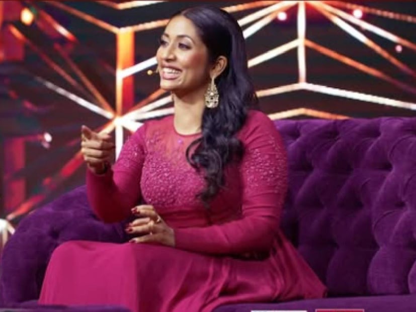 ഗ്രേഡിംഗ് സമ്പ്രദായം നിലവിൽ വരും മുൻപേയുള്ള പത്താം ക്‌ളാസ് വിദ്യാർത്ഥിനിയാണ് നവ്യ നായർ. അതിനാൽ മാർക്ക് ആയിരുന്നു അന്നത്തെ മാനദണ്ഡം. എല്ലാ വിഷയങ്ങൾക്കും കൂടി 600ലായിരുന്നു മൊത്തം മാർക്ക്. പത്താം ക്‌ളാസിൽ പഠിക്കുമ്പോൾ നവ്യ നായർ ഷൂട്ടിങ്ങിനു പോയി തുടങ്ങിയോ എന്ന കാര്യത്തിൽ കുറച്ചു കൂടി വ്യക്തത വരേണ്ടിയിരിക്കുന്നു. എന്നാലും നൃത്തം അന്നുമുതലേ നവ്യയുടെ കൂടെയുണ്ട്. അതുകൊണ്ടു തന്നെ തിരക്കേറിയ ഷെഡ്യൂൾ മുൻനിർത്തി വേണമായിരുന്നു നവ്യക്ക് പഠനം കൈകാര്യം ചെയ്യാൻ