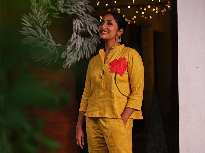 രാജുവിന്റെയും വീണയുടെയും മൂത്തമകളാണ് നവ്യ. നവ്യ സിനിമയിൽ എത്തുമ്പോൾ, അനുജൻ രാഹുലിന് നവ്യയുടെ മകന്റെ ഇപ്പോഴത്തെ പ്രായം പോലുമില്ല. മലയാളത്തിലെ അക്കാലത്തെ പല പ്രശസ്ത നായികമാരെയും പോലെ നവ്യ നായരും സിനിമയിൽ ആദ്യാക്ഷരം കുറിച്ചത് നടൻ ദിലീപിന്റെ ചിത്രത്തിലൂടെ. 'ഇഷ്‌ടം' സിനിമയിൽ ദിലീപിന്റെ നായികയായി നവ്യ നായർ. പിന്നാലെ വന്ന മഴത്തുള്ളികിലുക്കം, കുഞ്ഞിക്കൂനൻ, കല്യാണരാമൻ തുടങ്ങിയ ചിത്രങ്ങളിലും നവ്യക്ക് നായകൻ ദിലീപ് തന്നെയായിരുന്നു. ഇതിനിടെ കുടുംബപ്രേക്ഷകരുടെ നായികയായി നവ്യ മാറിയ ചിത്രവും റിലീസ് ചെയ്തു (തുടർന്നു വായിക്കുക)