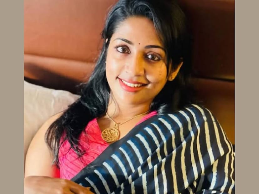 കുറച്ചു നാളുകൾക്ക് മുൻപ് നവ്യ ഒരു വലിയ ഉദ്യമത്തിന് തുടക്കമിട്ട വിവരം പ്രേക്ഷകർ കണ്ടതാണ്. ഒരിക്കൽ അല്ലെങ്കിൽ, ഒരിക്കൽ പോലും നവ്യ ധരിച്ചതോ ധരിക്കാത്തതോ ആയ അവരുടെ സാരികൾ വിൽപ്പനയ്ക്ക് വച്ചാണ് അന്ന് താരം വാർത്തകളിൽ നിറഞ്ഞത്. പട്ടുസാരി മുതൽ സാധാരണ സാരികൾ പോലും മിതമായ നിരക്കിൽ നവ്യ തുറന്ന ഇൻസ്റ്റഗ്രാം പേജിൽ വിൽപ്പനയ്‌ക്കെത്തിയിരുന്നു. നവ്യക്ക് ഇതിന്റെ ആവശ്യം എന്താണ് എന്ന് തിരക്കിയവർക്ക് മുന്നിൽ അതിന്റെ കാരണവും നവ്യ കുറച്ചു കഴിഞ്ഞപ്പോൾ വ്യക്തമാക്കി  