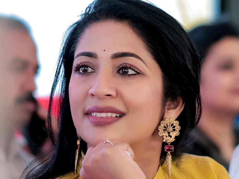 നവ്യ നായർ സ്ഥിരമായി തന്റെ ഇൻസ്റ്റഗ്രാം പേജ്, യൂട്യൂബ് ചാനലുകൾ എന്നിവിടങ്ങളിൽ സജീവമാണ്. ഇതിനു പുറമേ നവ്യ അതിഥിയായി ക്ഷണിക്കപ്പെടുന്ന അവസരങ്ങൾ നിരവധിയാണ്. യൂട്യുബിലും ഇൻസ്റ്റഗ്രാമിലും  കുടുംബാംഗങ്ങളെ കുറിച്ചും ചില കാര്യങ്ങൾ നവ്യ ഇടയ്ക്കിടെ പങ്കിടാറുണ്ട്. പ്രായം നാല്പതോടടുത്തിട്ടും സൗന്ദര്യത്തിനു യാതൊരുവിധ കോട്ടവും തട്ടാത്ത നവ്യക്ക് സോഷ്യൽ മീഡിയയിൽ ലഭിക്കുന്ന അഭിനന്ദന പ്രവാഹം ഏറെയാണ്. സിനിമ, നൃത്തം, അവതരണം തുടണിജ്യ മേഖലകൾക്ക് പുറമേ നവ്യ മറ്റെന്തോ പ്ലാൻ ചെയ്യുന്നു എന്നാണ് പുതിയ സൂചന (തുടർന്ന് വായിക്കുക)