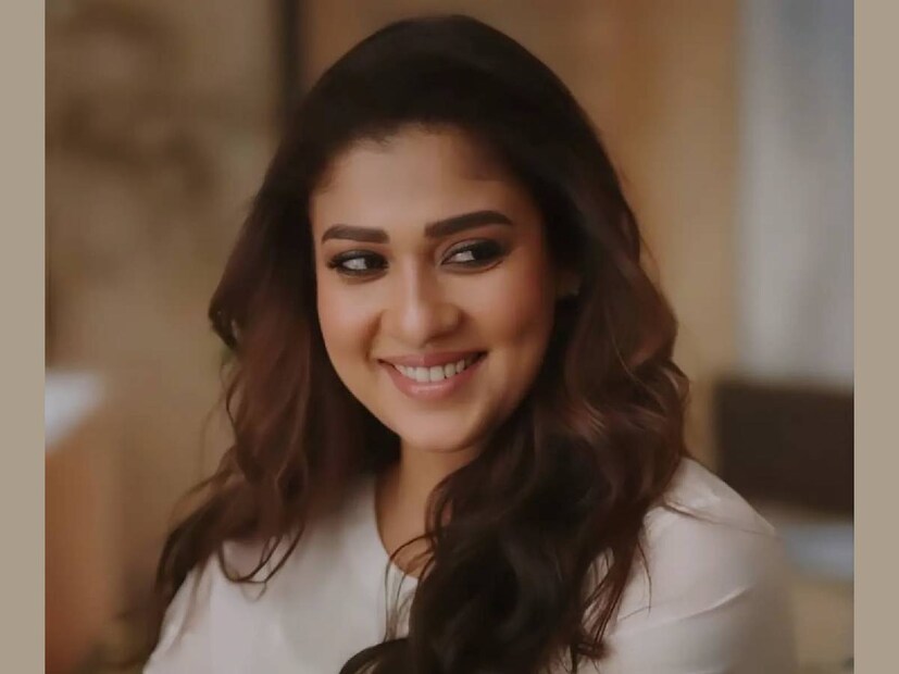 അന്ന് മകനെ സ്വപ്നം കാണാൻ അനുവദിച്ച ആ അമ്മയ്ക്ക് ഇന്ന് ആ മകൻ അവരുടെ കുടുംബത്തിലേക്ക് ക്ഷണിച്ച മരുമകളായി നയൻ‌താരയും ഉണ്ട്. അമ്മായിയമ്മയോടും വളരെയേറെ സ്നേഹം സൂക്ഷിക്കുന്ന മകളാണ് നയൻ‌താര എന്ന് അടുത്തിടെ പുറത്തുവന്ന അവരുടെ ഡോക്യുമെന്ററിയിൽ വ്യക്തമാക്കിയിട്ടുണ്ട്. സ്വന്തം അമ്മയെ അമ്മ എന്നും വിക്കിയുടെ അമ്മയെ മമ്മി എന്നുമാണ് നയൻ‌താര അഭിസംബോധന ചെയ്യുന്നത്. നയൻ‌താര തന്നെ ചേർത്ത് പിടിച്ചതും മീനാകുമാരിയുടെ കണ്ണുകൾ ആനന്ദാശ്രുക്കളാൽ നിറയുന്നുണ്ടായിരുന്നു. വിഗ്നേഷ് ശിവനെ കൂടാതെ ഇവർക്കൊരു മകൾ കൂടിയുണ്ട് അന്ന് മകനെ സ്വപ്നം കാണാൻ അനുവദിച്ച ആ അമ്മയ്ക്ക് ഇന്ന് ആ മകൻ അവരുടെ കുടുംബത്തിലേക്ക് ക്ഷണിച്ച മരുമകളായി നയൻ‌താരയും ഉണ്ട്. അമ്മായിയമ്മയോടും വളരെയേറെ സ്നേഹം സൂക്ഷിക്കുന്ന മകളാണ് നയൻ‌താര എന്ന് അടുത്തിടെ പുറത്തുവന്ന അവരുടെ ഡോക്യുമെന്ററിയിൽ വ്യക്തമാക്കിയിട്ടുണ്ട്. സ്വന്തം അമ്മയെ അമ്മ എന്നും വിക്കിയുടെ അമ്മയെ മമ്മി എന്നുമാണ് നയൻ‌താര അഭിസംബോധന ചെയ്യുന്നത്. നയൻ‌താര തന്നെ ചേർത്ത് പിടിച്ചതും മീനാകുമാരിയുടെ കണ്ണുകൾ ആനന്ദാശ്രുക്കളാൽ നിറയുന്നുണ്ടായിരുന്നു. വിഗ്നേഷ് ശിവനെ കൂടാതെ ഇവർക്കൊരു മകൾ കൂടിയുണ്ട് 