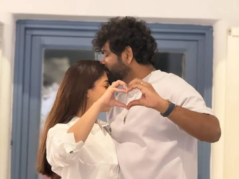 സിവകൊളുന്ത്, മീനാകുമാരി എന്നാണ് അച്ഛന്റെയും അമ്മയുടെയും പേരുകൾ. നിർഭാഗ്യവശാൽ ഇന്ന് ആ ചിത്രത്തിലെ അമ്മ മാത്രമാണുള്ളത്. അച്ഛൻ അവരുടെ കുടുംബത്തെ വിട്ടുപിരിയുമ്പോൾ നയൻ‌താരയുടെ ഭർത്താവ് വിഗ്നേഷ് ശിവൻ വിദ്യാർത്ഥി മാത്രമായിരുന്നു. അച്ഛനും അമ്മയും സഹോദരിയും ചേർന്ന കുടുംബത്തിന് ആ വേർപാട് പെട്ടെന്നൊരു ആഘാതമായി മാറി. എങ്കിലും, മകന്റെ സ്വപ്നമായ സിനിമ സ്വീകരിക്കാൻ അമ്മ വിലങ്ങുതടിയായില്ല. അച്ഛനും അമ്മയും പോലീസിലായതിനാൽ, അമ്മയുടെ വരുമാനത്തിൽ കുടുംബം മുന്നോട്ടു പോയി (തുടർന്ന് വായിക്കുക)
