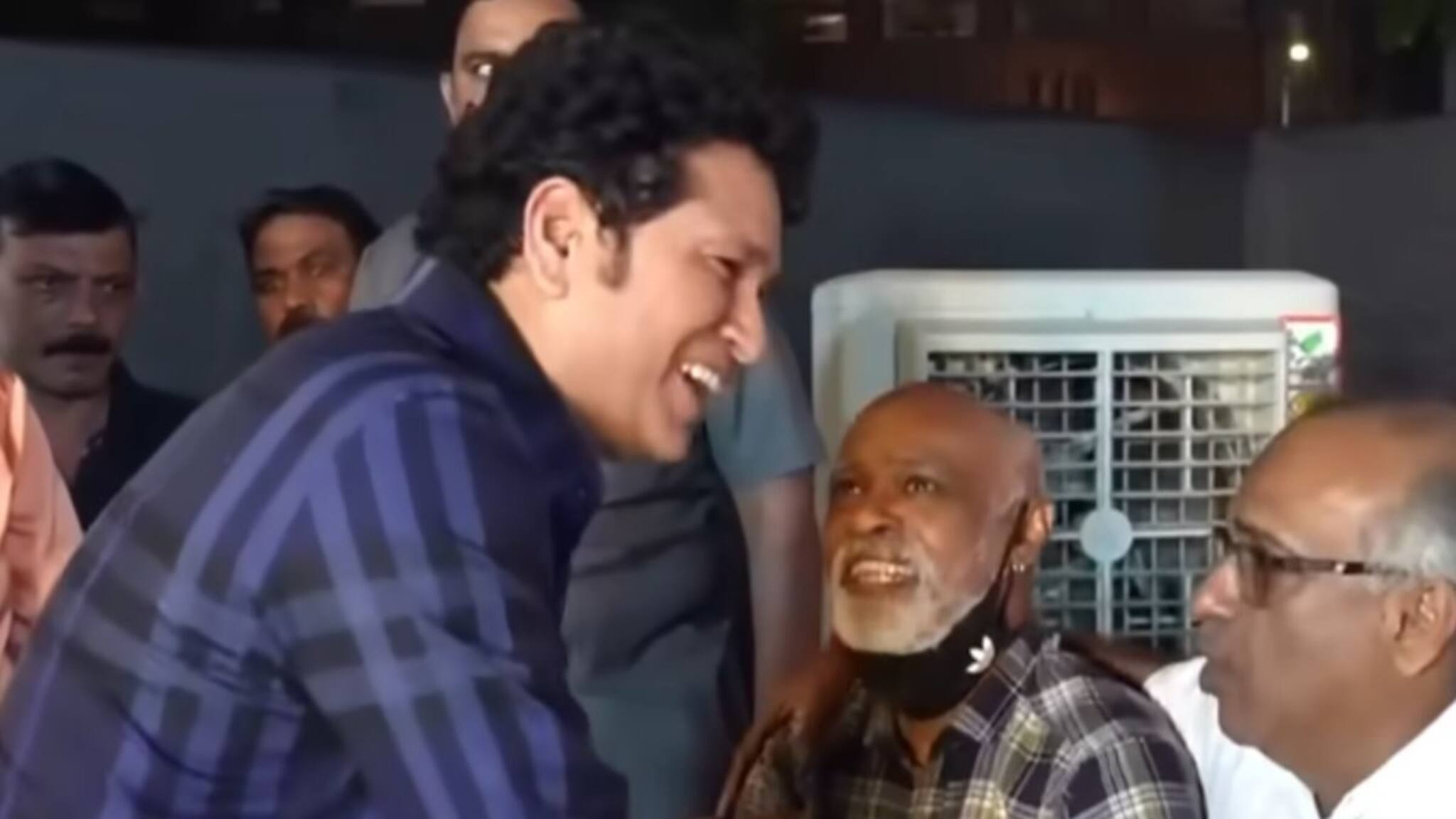 കൈനീട്ടി കാംബ്ലി, കളിക്കൂട്ടുകാരനെ കൈവിടാതെ മുറുക്കെപ്പിടിച്ച് സച്ചിന്‍; വൈകാരിക കണ്ടുമുട്ടലിന്റെ വീഡിയോ വൈറല്‍