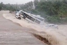 തമിഴ്നാട്ടിലെ കൃഷ്ണഗിരിയില്‍ കനത്ത മഴ; നിര്‍ത്തിയിട്ട ബസുകള്‍ ഒലിച്ചുപോയി