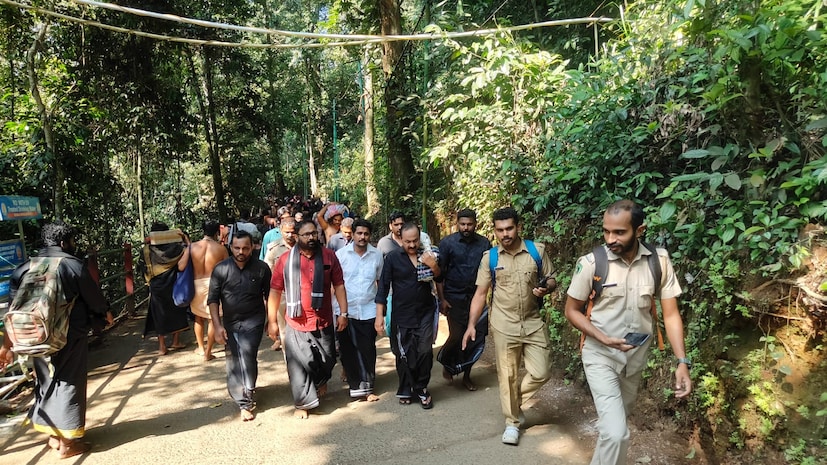  ശബരിമല: 12 വർഷത്തെ ഇടവേളയ്ക്ക് ശേഷം പ്രതിപക്ഷ നേതാവ് വി ഡി സതീശൻ മലകയറി ശബരിമലയിലെത്തി അയ്യപ്പനെ തൊഴുതു. തിങ്കളാഴ്ചയാണ് സതീശൻ ദർശനം നടത്തിയത്. സുഹൃത്തുക്കൾക്കും പേഴ്സണൽ സ്റ്റാഫിനുമൊപ്പം കറുപ്പ് ധരിച്ചാണ് അയ്യപ്പ ഭക്തനായ സതീശൻ മല കയറിയത്. (photo: vd satheesan/facebook)