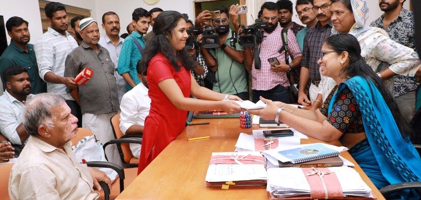  സിപിഐ ജില്ലാ സെക്രട്ടറി എം ജെ ബാബു, എൽഡിഎഫ് കൺവീനർ സി കെ ശശീന്ദ്രൻ തുടങ്ങിയവർ ഒപ്പുമുണ്ടായിരുന്നു. റവന്യൂ മന്ത്രി കെ രാജൻ ശ്രുതിയുമായി ഫോണിൽ സംസാരിച്ചു.
